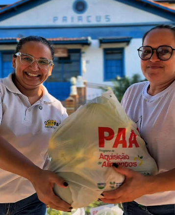 Entrega de polpas e mel da agricultura familiar pela COOPAPI para o PAA-Indígena, beneficiando famílias Tapuias Paiacus.